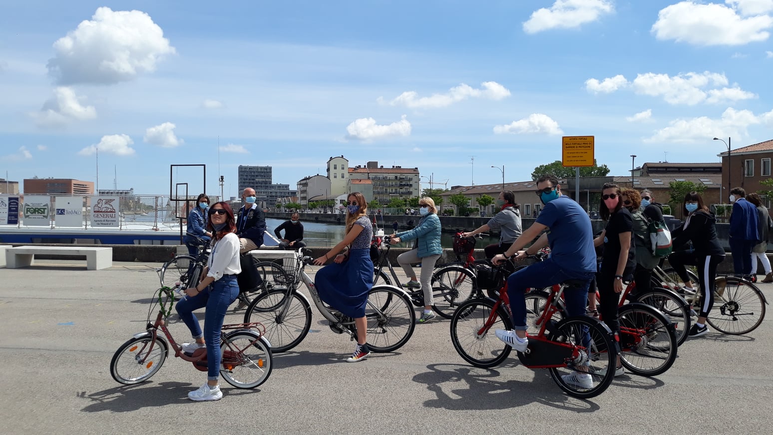 Imbarco in Darsena. Foto di gruppo in bicicletta